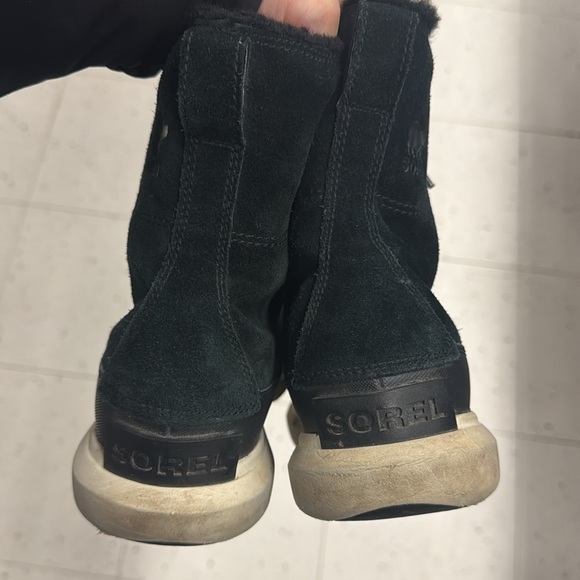 Sorel boots - Picture 2 of 4